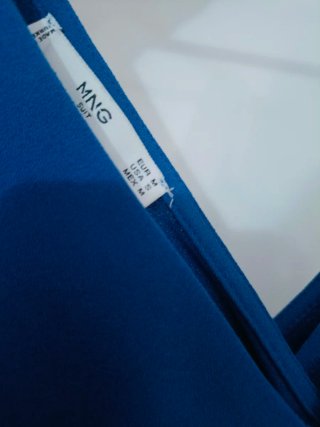 Mono azul con cinturón de diseño.