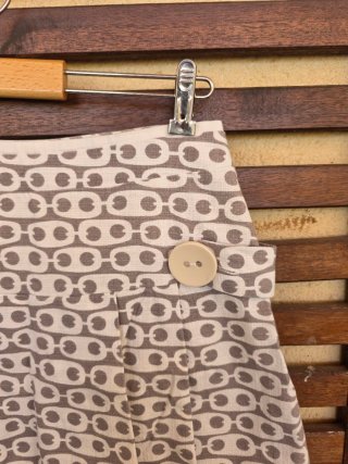 Minifalda estampada beige, gris, topo.