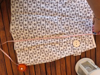Minifalda estampada beige, gris, topo.