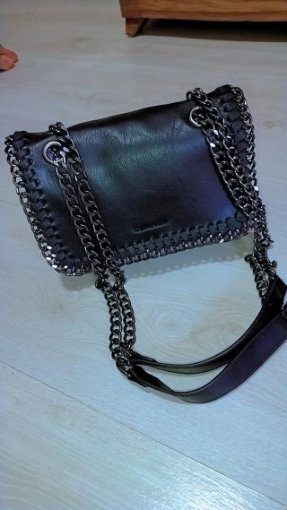 Bolso negro con cadena