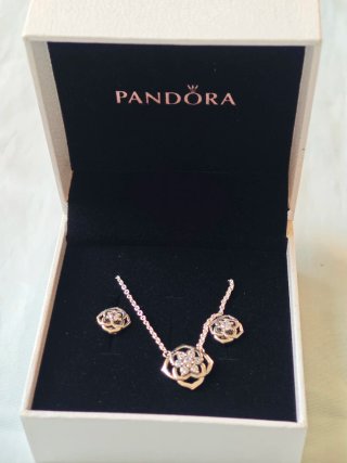 Conjunto Pandora Collar y Pendientes Rosas Silve
