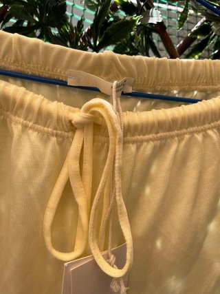 Pantalón ancho amarillo