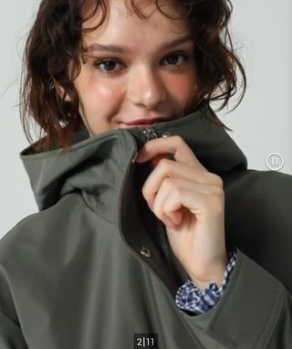 Parka verde con etiqueta