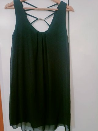 Vestido negro con tiras cruzadas