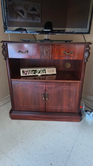 Mesa de comedor y mueble de tv