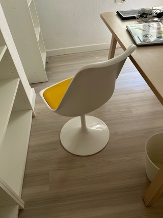 Silla blanca y amarilla de plástico