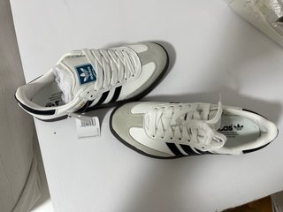 Zapatillas Adidas Negro y Blanco