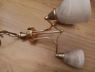 Lámpara de techo dorada con tulipas