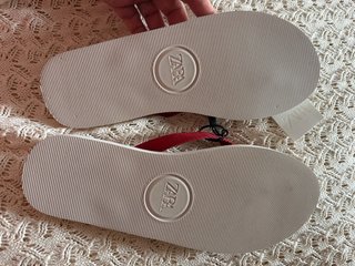 Chanclas Zara Rojas y Beige