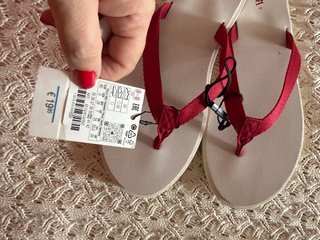 Chanclas Zara Rojas y Beige