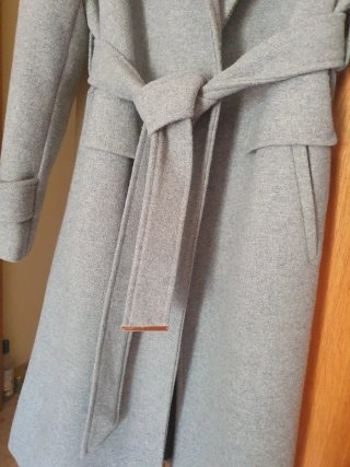 Abrigo Tintoretto Gris con Capucha y Cinturón