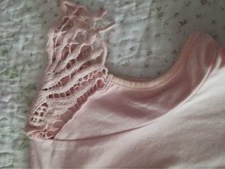 Camiseta YG rosa con cruz pedrería