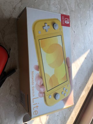 Nintendo Switch Lite Gialla completa + Giochi