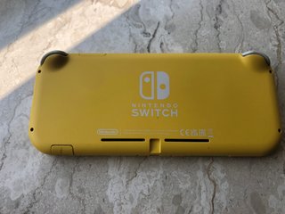 Nintendo Switch Lite Gialla completa + Giochi