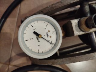 Bomba neumática/hidráulica con manómetro