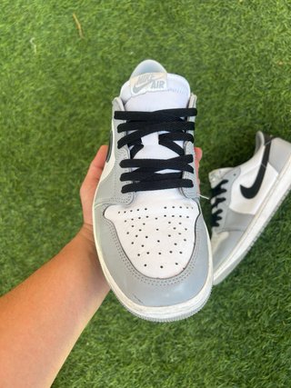Jordan 1 Low OG Baron Wolf Grey Talla 43