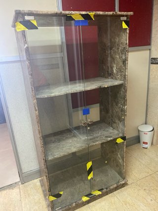 Mueble Vitrina Mármol y Cristal