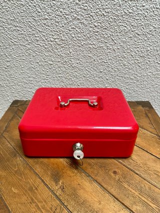 Caja de metal roja con llave