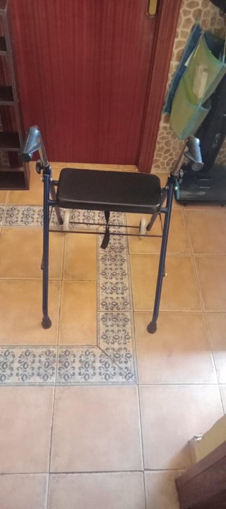 Andador con asiento y ruedas