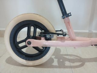 Bicicleta infantil rosa sin pedales