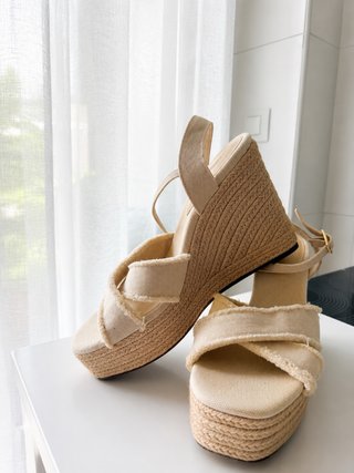 Sandalias cuña beige
