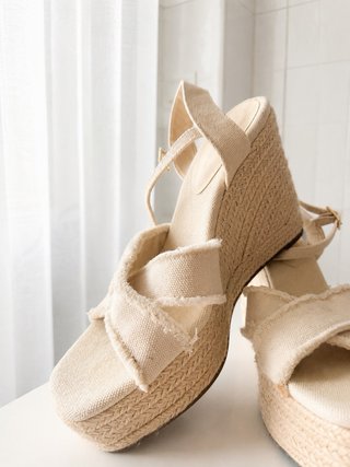 Sandalias cuña beige