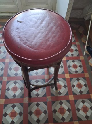Taburete alto de madera y cuero