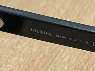 Gafas de sol Prada negras con cristal graduado