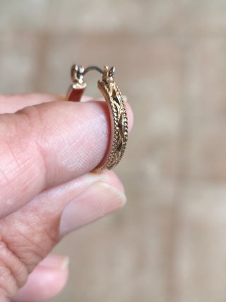 Pendiente solitario unisex de acero.