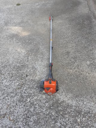 Pértiga podadora naranja y plateada