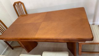 Aparador-vitrina y mesa de comedor de roble macizo