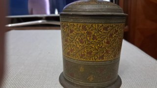 Barattolo in ottone decorato