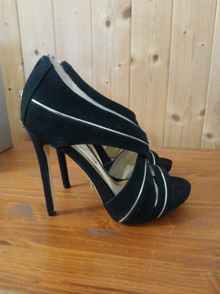 Scarpe con tacco eleganti nere e oro