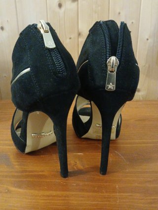 Scarpe con tacco eleganti nere e oro