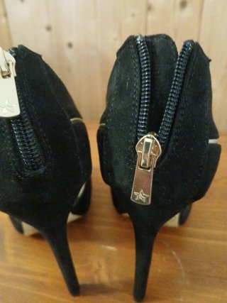Scarpe con tacco eleganti nere e oro
