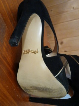 Scarpe con tacco eleganti nere e oro