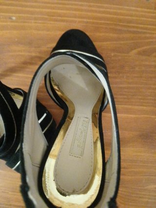 Scarpe con tacco eleganti nere e oro
