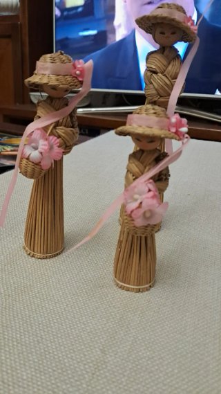 Bamboline in paglia con cappello e fiori