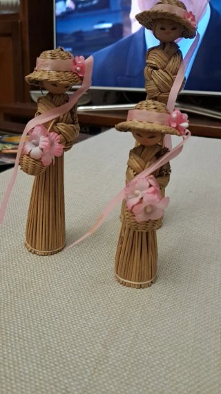 Bamboline in paglia con cappello e fiori
