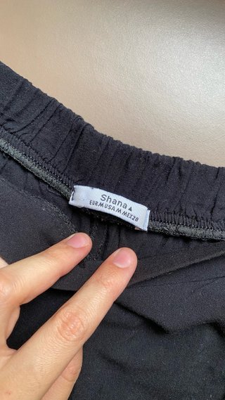 Pantalón corto negro suelto