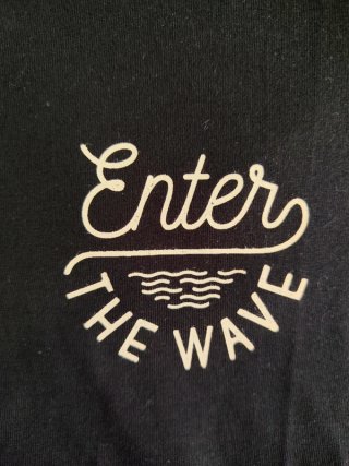 Camiseta unisex Enter the wave negra
