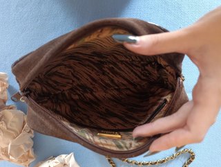 Bolso de mano marrón con cadena dorada
