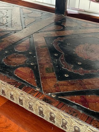 Mesa baja marroquí de madera y vidrio.