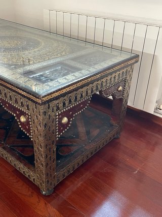 Mesa baja marroquí de madera y vidrio.