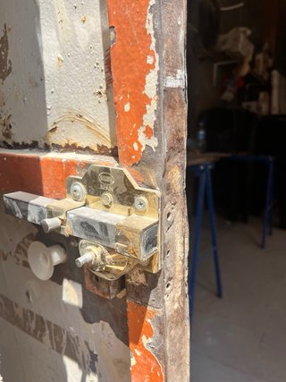 Puerta de hierro con cerradura nueva