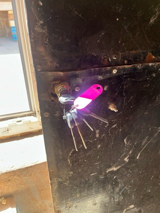 Puerta de hierro con cerradura nueva