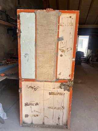 Puerta de hierro con cerradura nueva