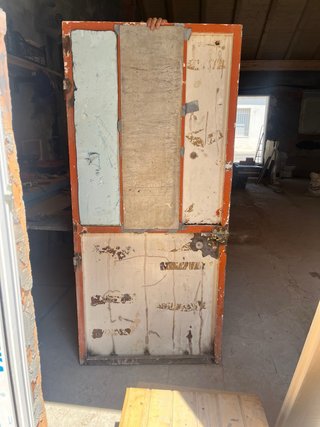 Puerta de hierro con cerradura nueva