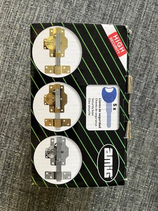 Puerta de hierro con cerradura nueva
