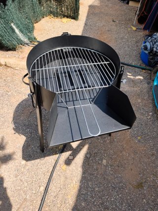 Barbacoa de metal negra